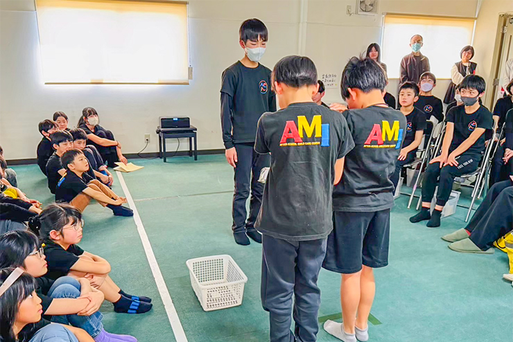 子どもと信頼関係を築く様子